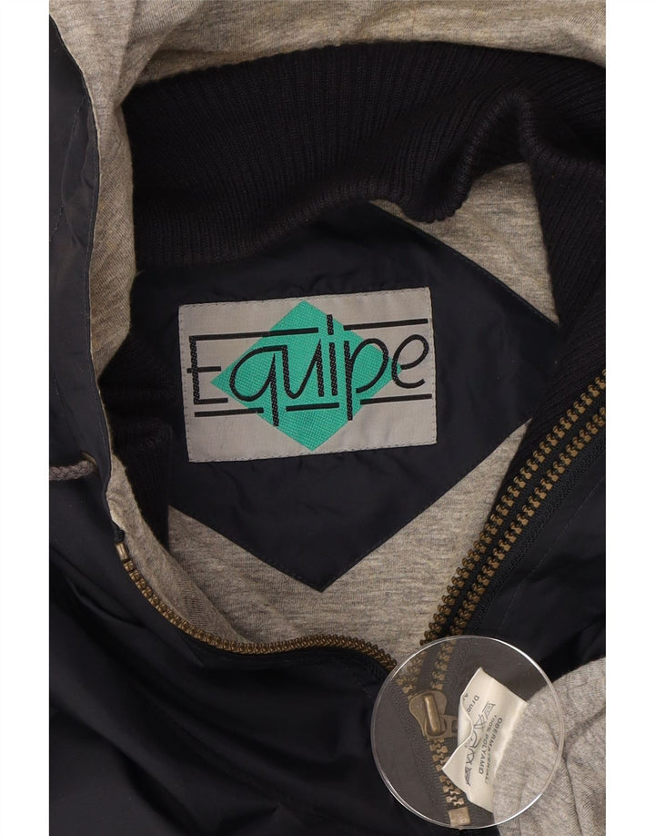 EQUIPE Mens Graphic Hooded Anorak Jacket UK 42 XL Navy Blue Polyamide Vintage Equipe and Second-Hand Equipe from Messina Hembry 