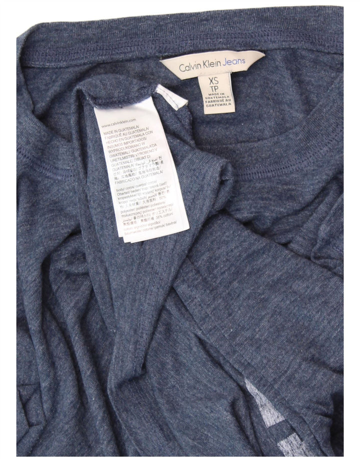 CALVIN KLEIN JEANS Grafisk T-shirt top til kvinder, UK 6 XS Marineblå Flecked