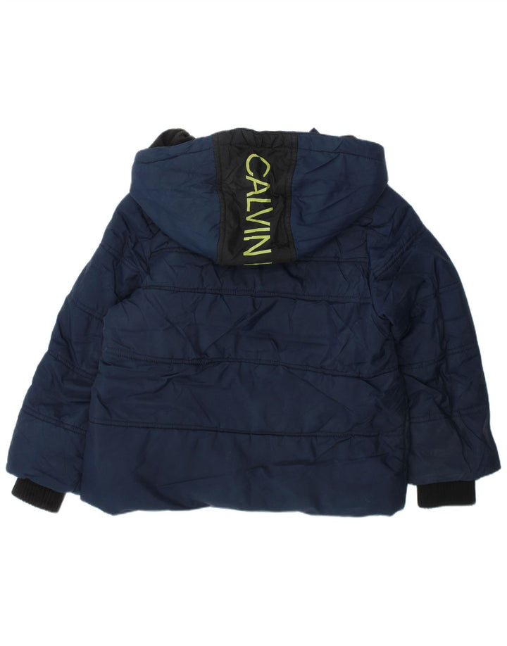 CALVIN KLEIN Grafisk polstret hættejakke til drenge 3-4 år marineblå