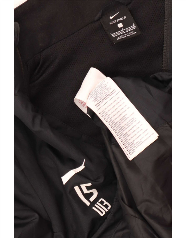 Nike Boys RB Leipzing regnjakke 12-13 år Stor sort polyester