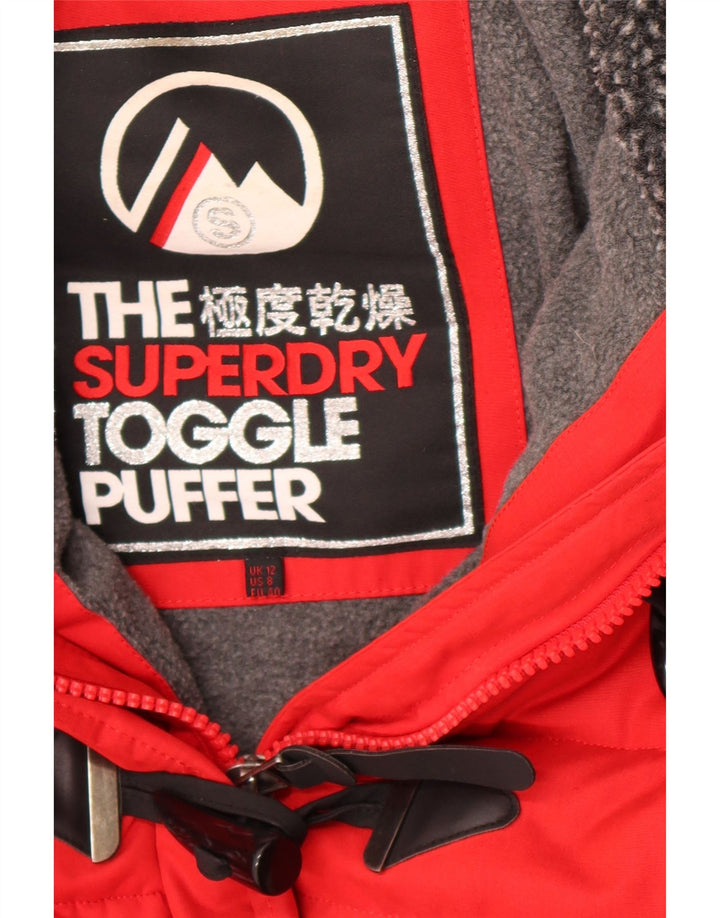 Superdry Womens The Toggle Puffer grafisk polstret jakke UK 12 Medium Rød