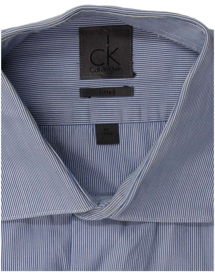 Calvin Klein Herre Fitted Shirt Størrelse 40 15 3/4 Medium Blue Pinstripe
