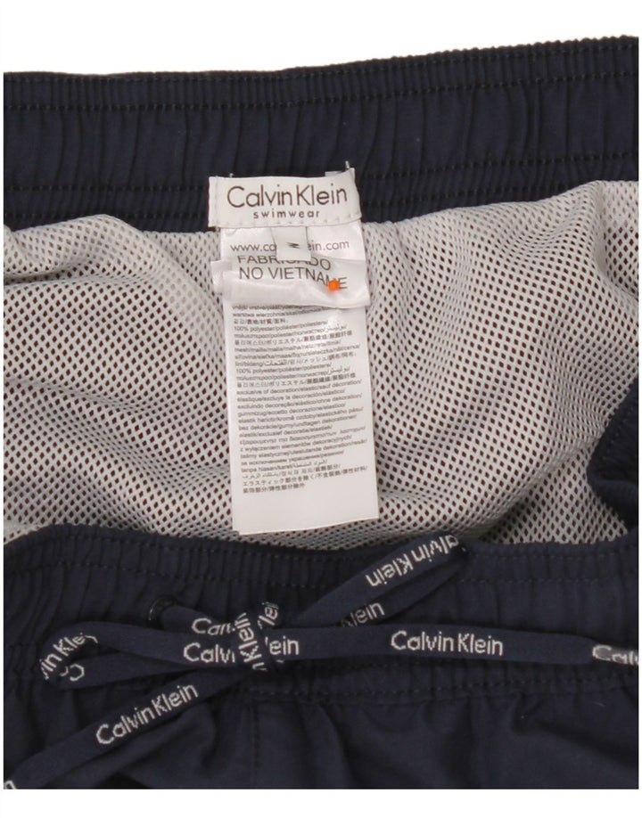 CALVIN KLEIN Grafiske badeshorts til mænd Medium Navy Blue Colourblock