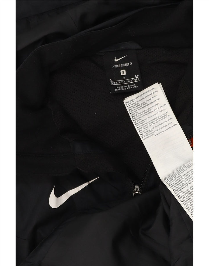 NIKE Dri Fit grafisk regnjakke med hætte til drenge 8-9 år Lille sort