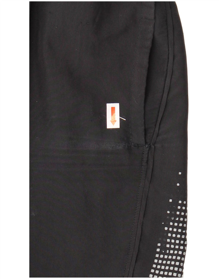 UNDER ARMOUR Grafiske sportsshorts til drenge 11-12 år Stor sort polyester