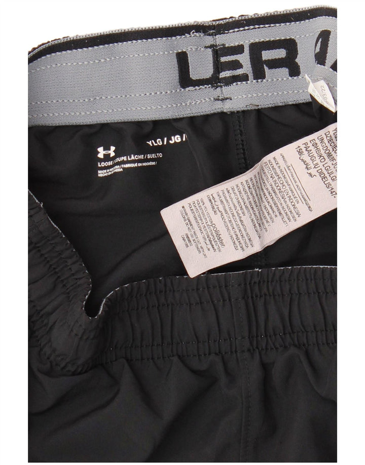 UNDER ARMOUR Grafiske sportsshorts til drenge 11-12 år Stor sort polyester