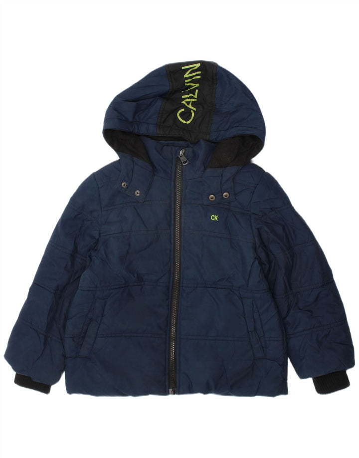 CALVIN KLEIN Grafisk polstret hættejakke til drenge 3-4 år marineblå