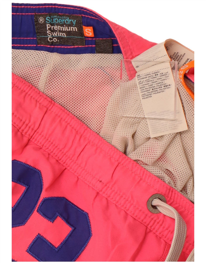 SUPERDRY Grafiske badeshorts til mænd Small Pink Polyester